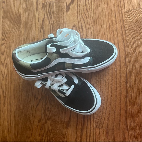 VANS Never worn, black and camo, sz 5 - Picture 2 of 5
